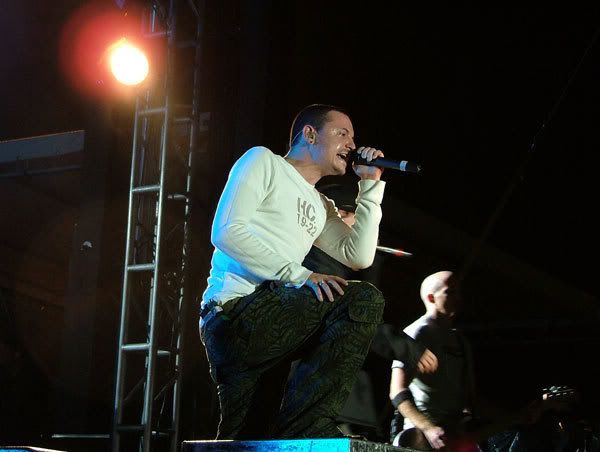 http://i153.photobucket.com/albums/s218/DoubleSuicides/Linkin%20Park/Chester_Bennington__LP_by_5deadlyda.jpg