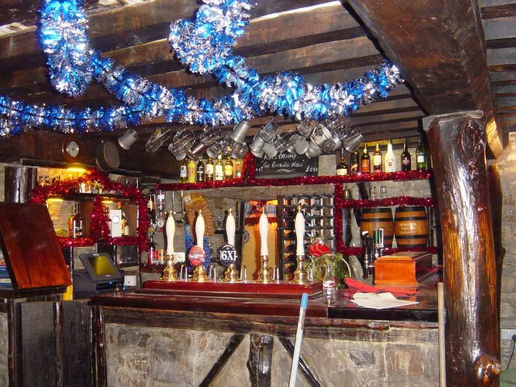http://i153.photobucket.com/albums/s227/xnet0822/Main20bar20at20Christmas.jpg